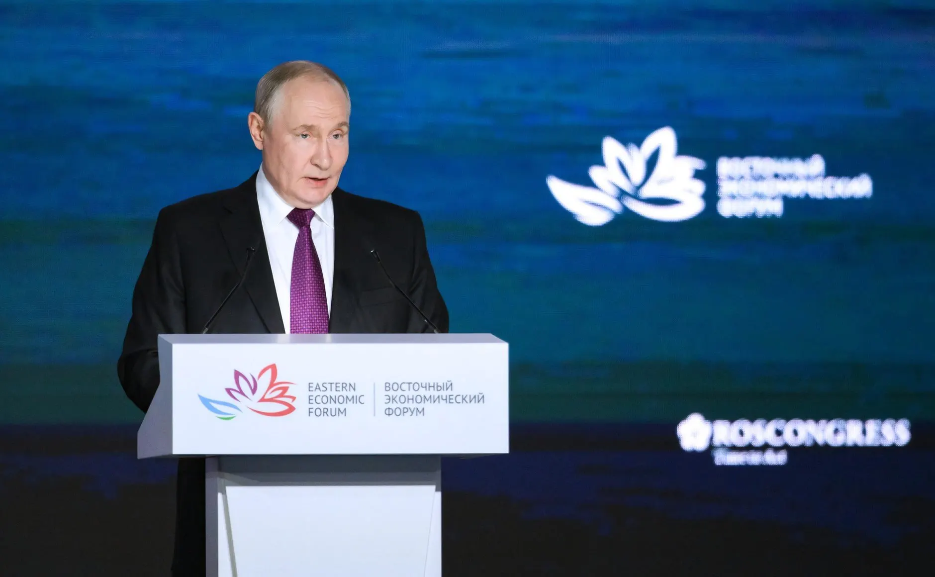 Президент заявил, что демография остаётся важной задачей: общественное сознание требует перемен, а возраст рождения первого ребенка смещается ближе к 29 годам. Необходимо учитывать факторы, влияющие на рождаемость.