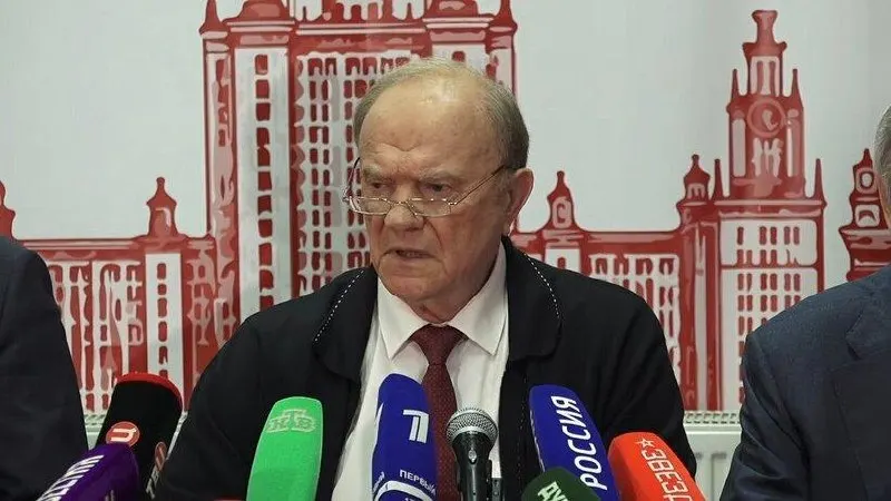 Лидер КПРФ Геннадий Зюганов предупреждает: если курс не изменится, Россия рискует экономическим и технологическим отставанием, а жизнь граждан ухудшится.