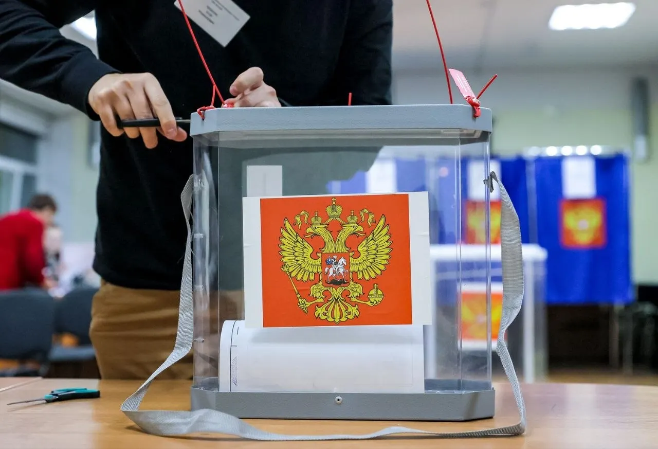 По данным экзит-полов после второго дня голосования, Единая Россия лидирует с 53,5% голосов; представлены результаты по другим партиям и явке.