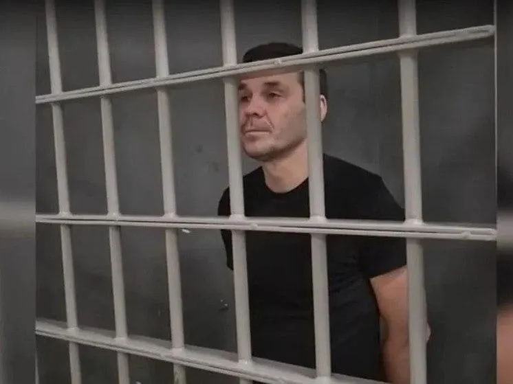 Краснодарский краевой суд вынес приговор гражданину РФ и Швеции к 14 годам колонии строгого режима, двум годам ограничения свободы и штрафу 200 тысяч рублей по обвинению в госизмене. По данным следствия, он проживал за пределами России с 2002 года.