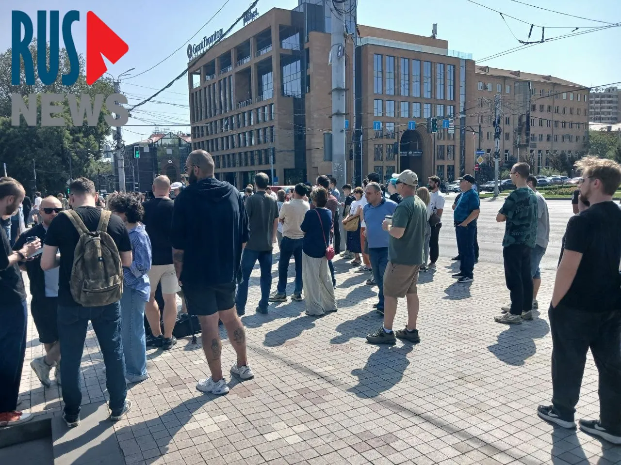 К полудню к участку подошли более тысячи избирателей; рядом проходит митинг примерно из ста человек.