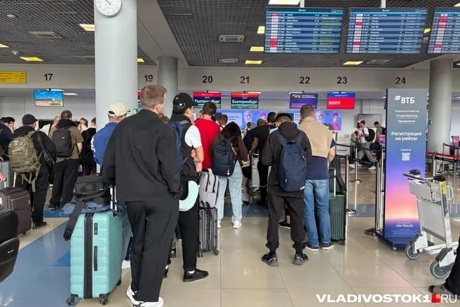 Несколько рейсов из Владивостока задержаны на несколько часов; часть самолётов уйдёт в путь лишь на следующий день, по данным онлайн-табло аэропорта.