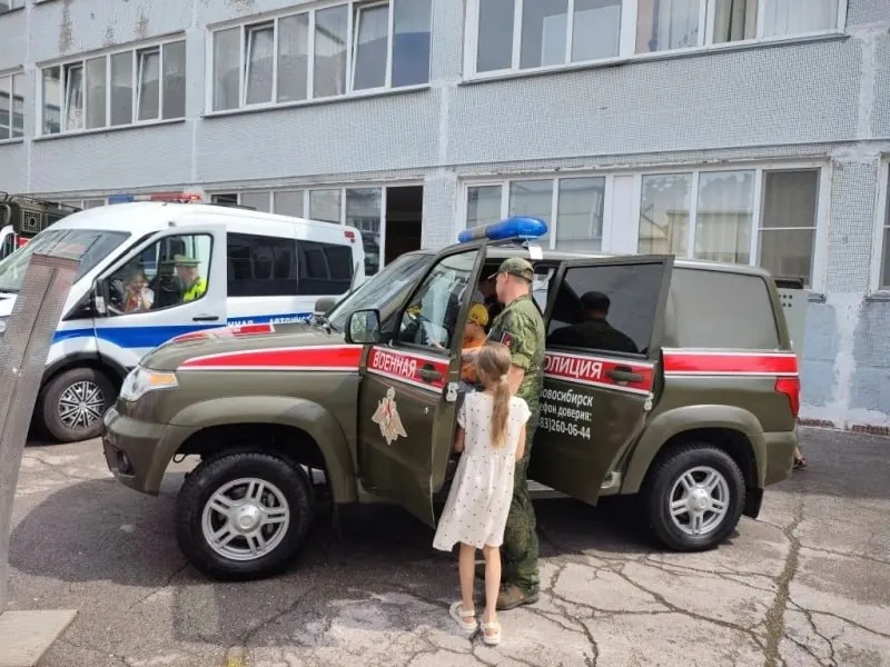 Минобороны предложило расширить полномочия военной полиции: опрашивать граждан, проверять документы, обследовать здания и территорию, а также задерживать разыскиваемых. Документ опубликован на правительственном портале проектов НПА.