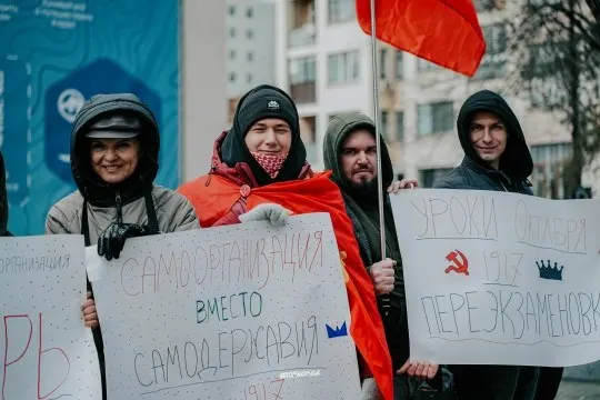 Участники акции обсудили уроки 1917 года и спросили, как революционные перемены могли бы повлиять на современную жизнь и местное самоуправление.