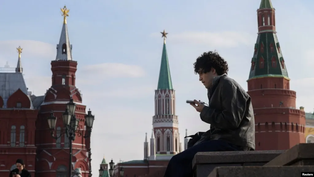 Законопроект предусматривает идентификацию несовершеннолетних в социальных сетях и сокращение времени, которое они проводят в интернете, с целью снизить доступ к запрещённому контенту.