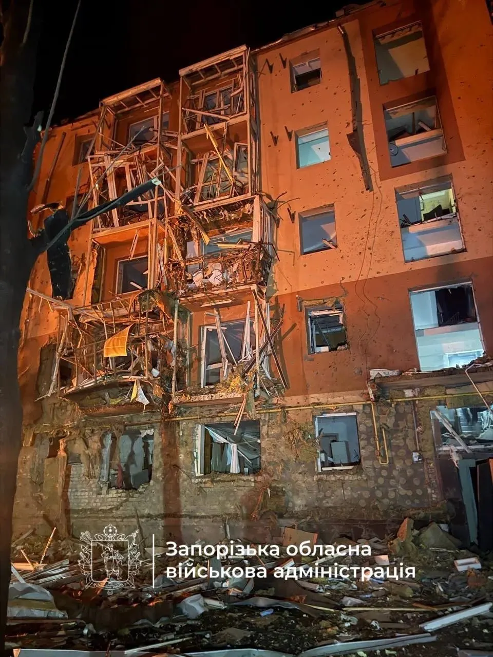 За ночь по регионам России прошли атаки беспилотников; есть пострадавшие и разрушения. В ответ — ракетные удары по Украине. В Рязанской области НПЗ частично остановил одну установку. Суд вынес решение по делу о призывах к терроризму. США заявили о заморозке ряда санкций против России.
